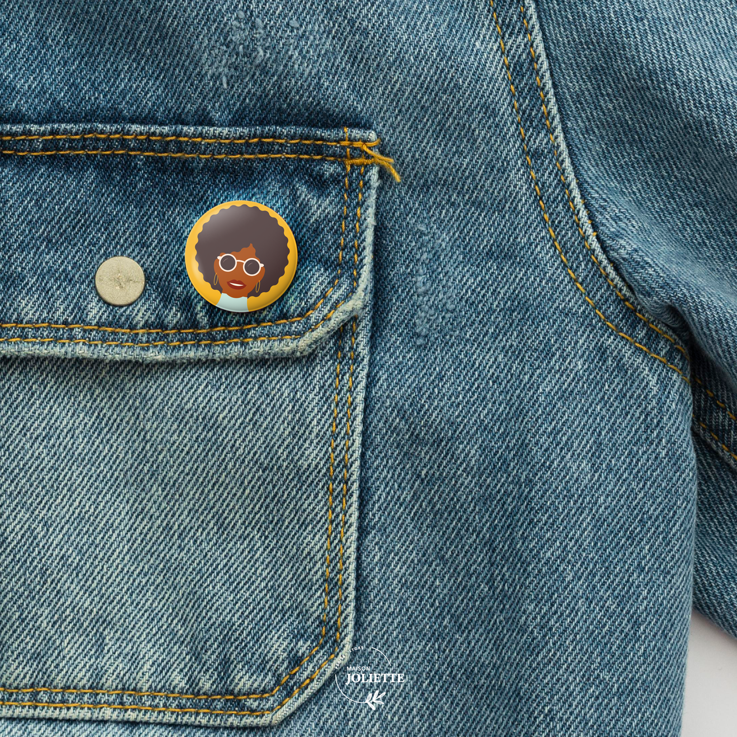 Badge MULTITUDE - Fond jaune
